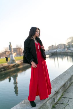 Padua meydanında, kanalın kenarında duran uzun siyah saçlı güzel kız. Yüksek kalite fotoğraf