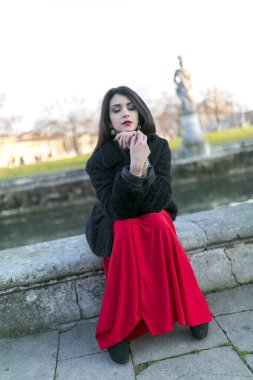 Gün batımında uzun siyah saçlı güzel bir kız. Meydanda, padua 'da oturuyor. Yüksek kalite fotoğraf