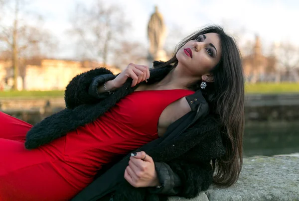 Menina Bonita Com Cabelo Preto Longo Pôr Sol Deitado Praça — Fotografia de Stock