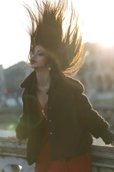 Menina Bonita Com Cabelo Preto Mediterrâneo Longo Pôr Sol Praça — Fotografia de Stock
