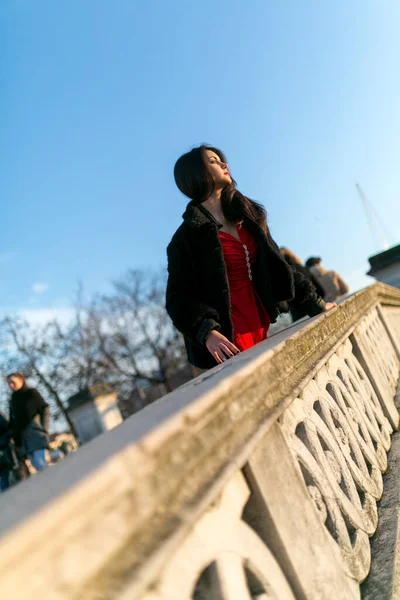 Gyönyörű Lány Hosszú Fekete Hajjal Naplementekor Padovai Hídon Kiváló Minőségű — Stock Fotó