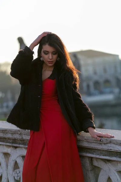 Hermosa Chica Con Pelo Largo Negro Atardecer Puente Padua Foto — Foto de Stock