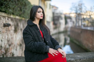 Uzun siyah saçlı güzel bir kız portresi. Yüksek kalite fotoğraf