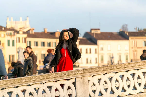 Hermosa Chica Con Pelo Largo Negro Atardecer Puente Padua Foto — Foto de Stock