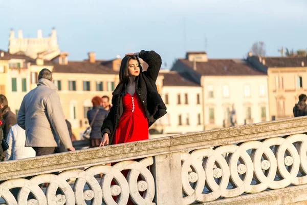 Hermosa Chica Con Pelo Largo Negro Atardecer Puente Padua Foto — Foto de Stock