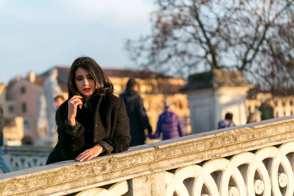 Hermosa Chica Con Pelo Largo Negro Atardecer Puente Padua Foto — Foto de Stock