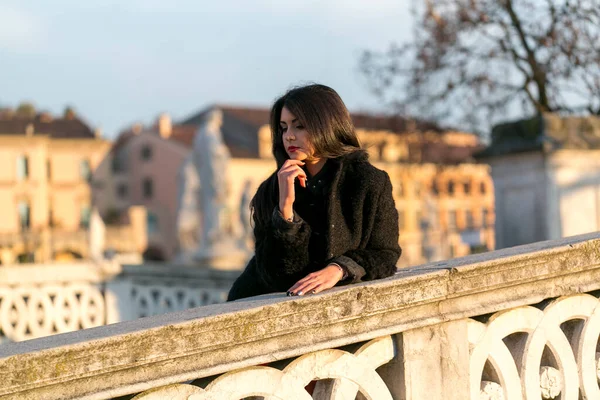 Hermosa Chica Con Pelo Largo Negro Atardecer Puente Padua Foto — Foto de Stock