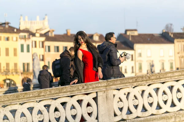 Hermosa Chica Con Pelo Largo Negro Atardecer Puente Padua Foto — Foto de Stock