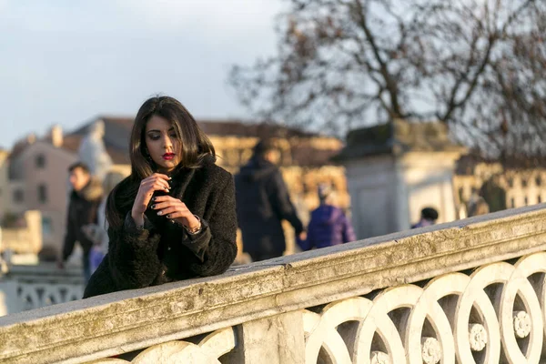 Hermosa Chica Con Pelo Largo Negro Atardecer Puente Padua Foto — Foto de Stock