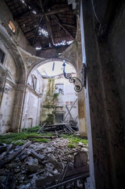 Abruzzo 'daki L' Aquila hastanesinin kanadı depremden sonra çöktü. Yüksek kalite fotoğraf