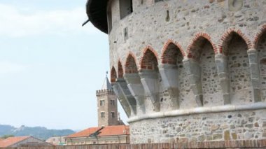 Liguria, İtalya 'daki Sarzanello Kalesi' nden Sarzana 'nın çatılarının manzarası