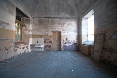 Terk edilmiş eski fabrikada pencereleri olan büyük boş bir oda. Yüksek kalite fotoğraf