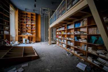 Eski terk edilmiş fabrikada dolap rafı. Yüksek kalite fotoğraf