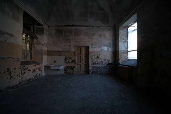 Grande Sala Vazia Com Janelas Antiga Fábrica Abandonada Foto Alta — Fotografia de Stock