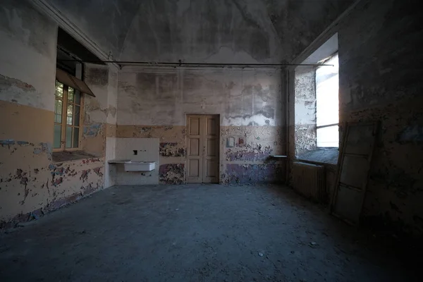 Grande Sala Vazia Com Janelas Antiga Fábrica Abandonada Foto Alta — Fotografia de Stock