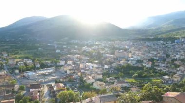 İtalya, Abruzzo 'daki Celano Piccolomini Kalesi' nden Piana del Fucino 'nun görüntüsü.