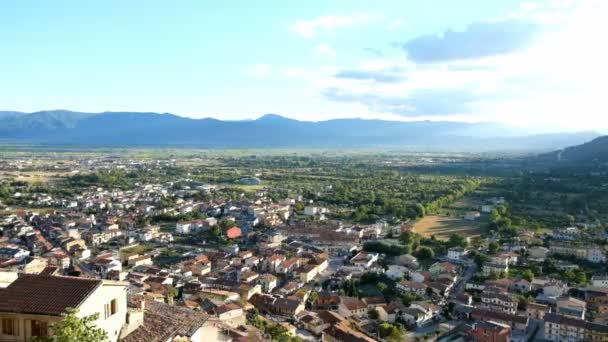 Utsikt över Piana del Fucino från Piccolomini Castle of Celano i Abruzzo, Italien — Stockvideo