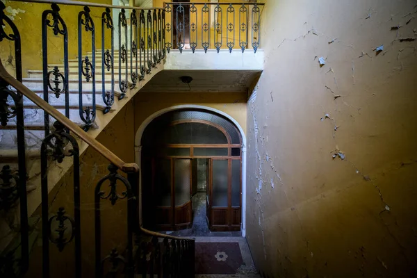 Gran Escalera Con Balaustrada Metálica Antigua Casa Abandonada Foto Alta —  Fotos de Stock