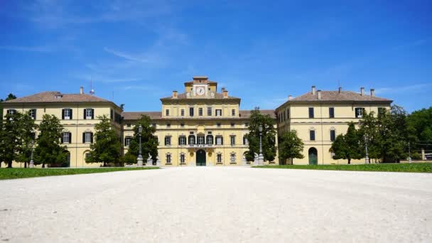 Man loopt in de tuin van het Hertogelijk Paleis in Parma, Italië — Stockvideo