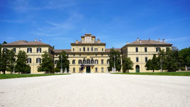 Muž běžící v zahradě vévodského paláce v Parmě, Itálie — Stock video