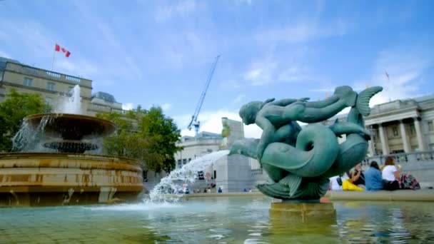 Fountain in Trafalgar Square in London, United Kingdom — Stock Video