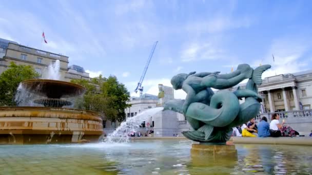 Fountain in Trafalgar Square in London, United Kingdom — Stock Video