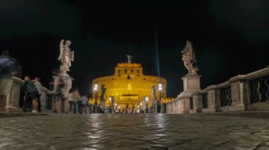 Roma, İtalya 'daki Castel Sant Angelo köprüsünde yürüyen insanlar. Yüksek kalite 4k görüntü
