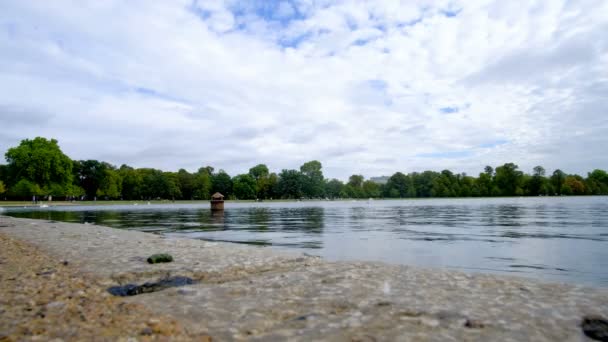Cielo Nublado Sobre Agua Del Lago Hyde Park Londres Reino — Vídeos de Stock