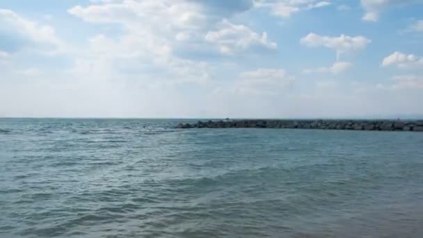 Talya Nın Focene Şehrinde Denizin Üzerinde Beyaz Bulutlar Olan Mavi — Stok video