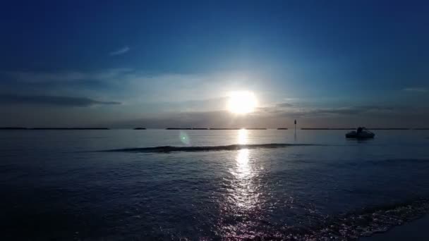 日落时分 意大利罗马纳海岸的海面上 高质量的4K镜头 — 图库视频影像