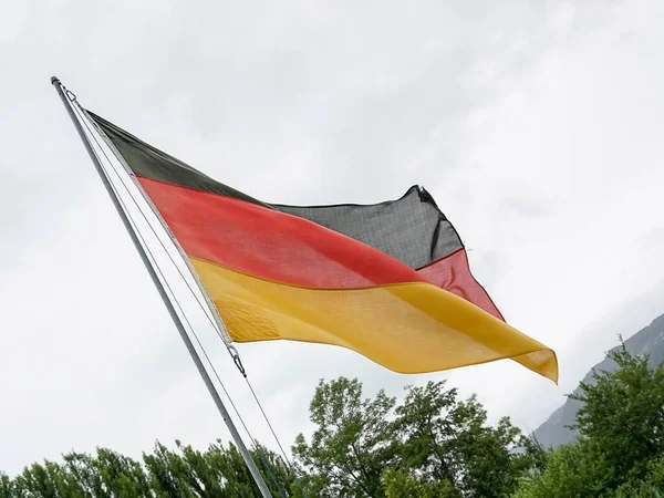 Bandera Alemana Ondeando Sobre Cielo Nublado Foto Alta Calidad —  Fotos de Stock