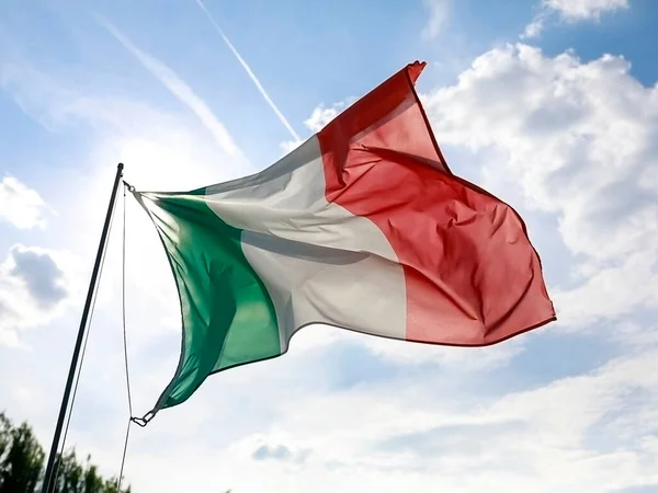 Bandeira Italiana Acenando Sobre Céu Azul Foto Alta Qualidade — Fotografia de Stock