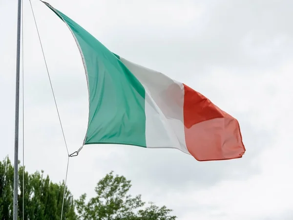 Bandeira Italiana Acenando Sobre Céu Nublado Foto Alta Qualidade — Fotografia de Stock