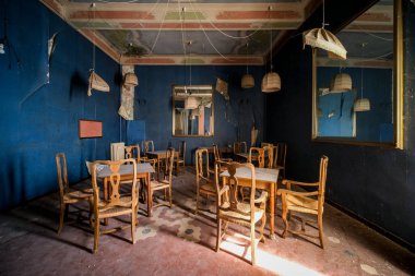 Terk edilmiş eski evde sandalyeli ve masalı yemek odası, yüksek kalite.