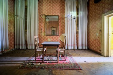 Terk edilmiş eski evde sandalyeli ve masalı yemek odası, yüksek kalite.