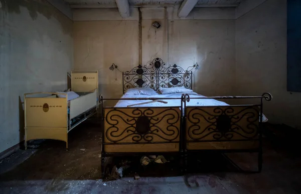 Dormitorio Abandonado Con Mesita Noche Vieja Foto Alta Calidad —  Fotos de Stock
