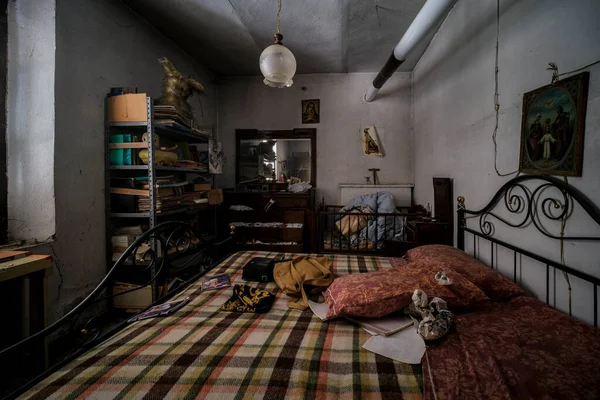 Dormitorio Abandonado Con Vieja Mesita Noche Foto Alta Calidad —  Fotos de Stock