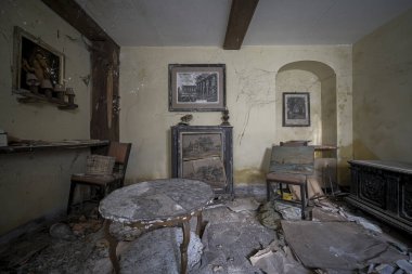 Terk edilmiş eski bir evde kanepesi ve koltukları olan bir oturma odası. Yüksek kalite fotoğraf