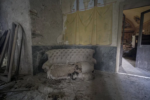 Sala Estar Com Sofá Poltronas Antiga Casa Abandonada Foto Alta — Fotografia de Stock