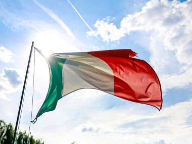 Mavi gökyüzünde sallanan İtalyan bayrağı. Yüksek kalite fotoğraf