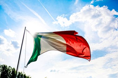 Mavi gökyüzünde sallanan İtalyan bayrağı. Yüksek kalite fotoğraf