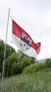 Avusturya, Carinthia 'da Klagenfurt am Worthersee' de bulutlu gökyüzünde bayrak sallanıyor. Yüksek kalite fotoğraf