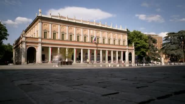 イタリアのレッジョ エミリアにあるピアッツァ デッラ ヴィットリアにあるロモロ ヴァリ シティ シアターと噴水の前を歩く人々 高品質4K映像 — ストック動画