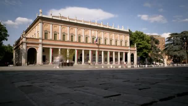 Människor Går Framför Romolo Valli Municipal Theater Och Fontänen Piazza — Stockvideo