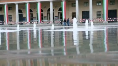 İtalya 'nın Reggio Emilia kentindeki Romolo Valli Belediye Tiyatrosu' nun önündeki Piazza della Vittoria 'daki çeşme. Yüksek kalite 4k görüntü