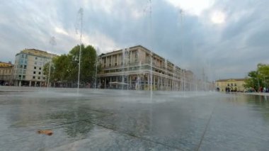 İtalya, Reggio Emilia 'daki Piazza della Vittoria' da su jeti oyunu. Yüksek kalite 4k görüntü