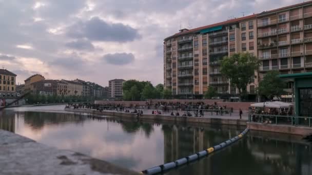 Gün Batımında Bulutlar Milano Daki Darsena Nın Suyunu Yansıtıyor Insanlar — Stok video