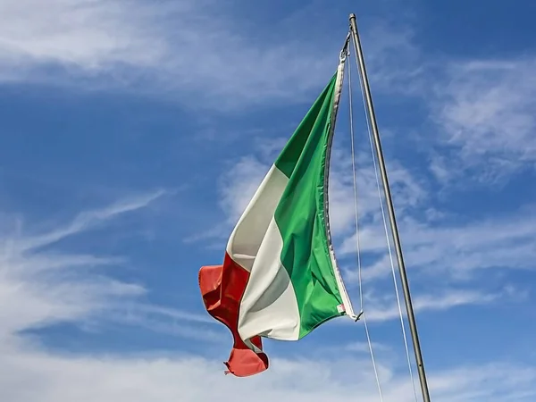 Bandeira Italiana Acenando Sobre Céu Azul Foto Alta Qualidade — Fotografia de Stock