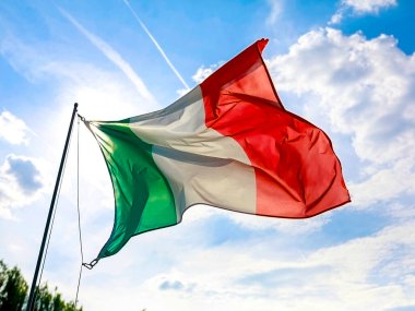 Mavi gökyüzünde sallanan İtalyan bayrağı. Yüksek kalite fotoğraf