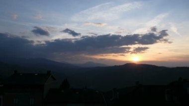 Emilian tepeleri üzerinde gün batımı, İtalya. Yüksek kalite 4k görüntü